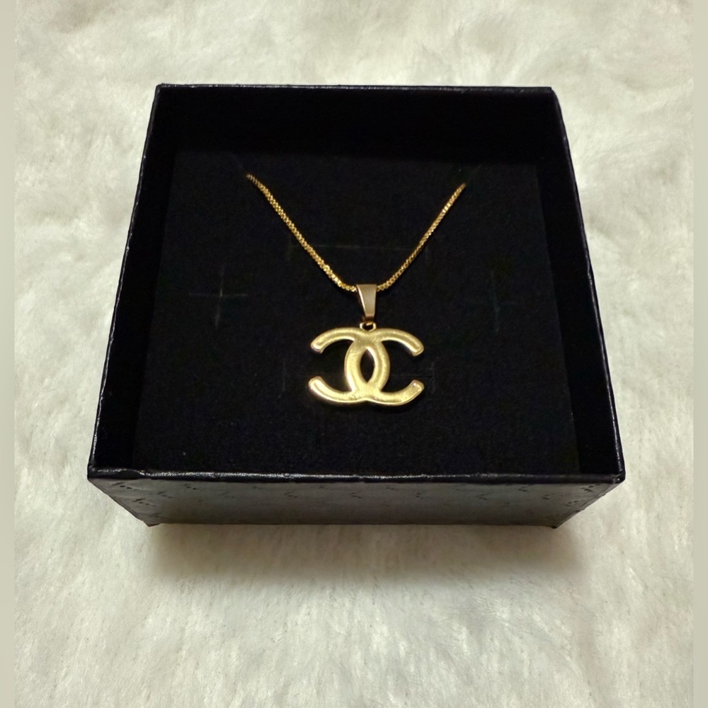 Elegant Pendant Necklace Gold-tone CC Style